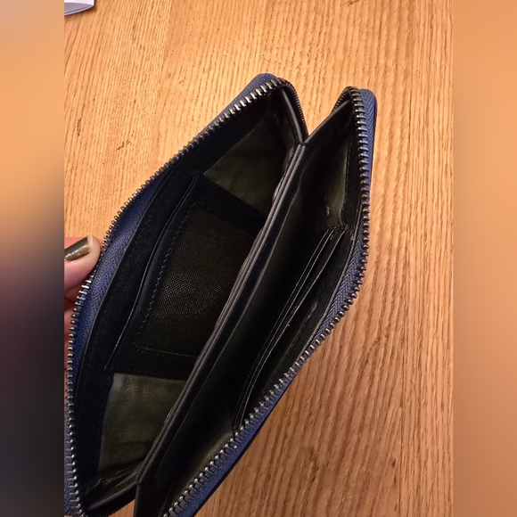 Old Trend Blue Leather Wristlet Wallet - Picture 2 of 5